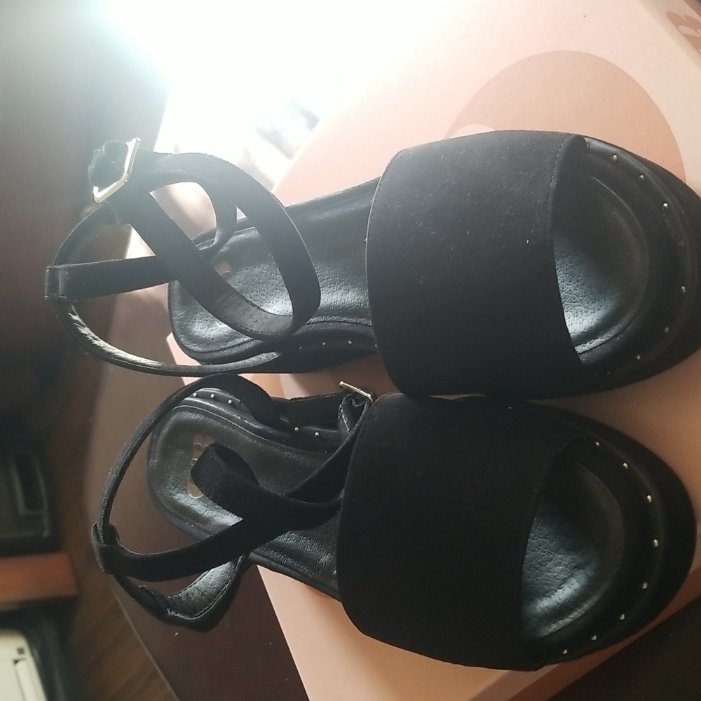 Shoes - Picture 4 of 5